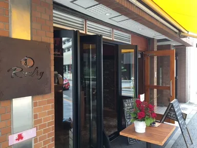 オープンテラスのような雰囲気で開放的な入口 2