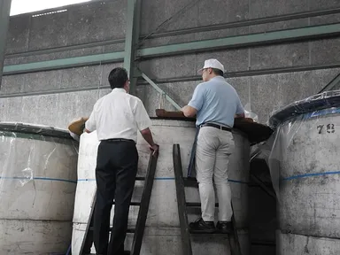 この樽の中でもろみが熟成中