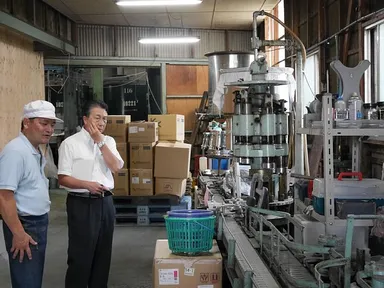 瓶詰めをする機械を見学。最近は、ペットボトルのニーズも増えているそうです