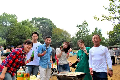 ビールとBBQを楽しむ参加者