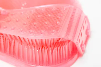 足をしっかり固定する上ブラシ