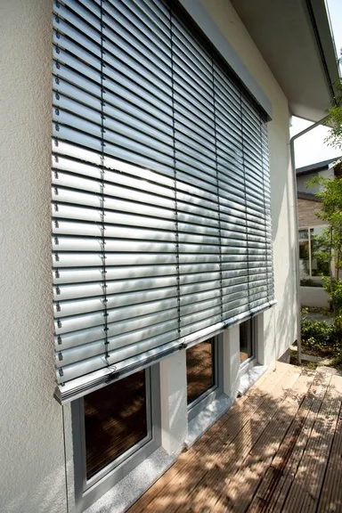 パッシブフェンスター(木製窓＋外付けブラインド)