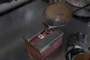 約260℃まで熱した錫を鋳型に手作業で流し込む