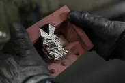 錫が冷え固まったら鋳型から取り出し湯道を切り外す
