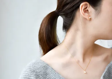 着用：ムーンドロップ パールネックレス＆ピアス(淡水パール)