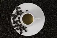 磁器の白さがコーヒーの色を引き立てます