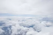 アジアの青空に浮かぶ雲をイメージ