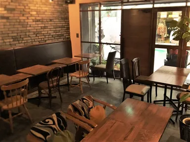 テーブル席でゆったりと