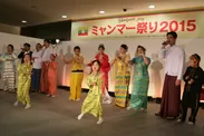 伝統舞踊や歌を披露するステージ