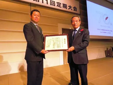 右：社会福祉法人中央共同募金会　中島 謙次 常務理事、左：マルハン従業員募金運営会 代表・マルハンユニオン中央執行委員長　林 万喜