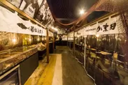 店内は函館の市場の食堂をイメージ