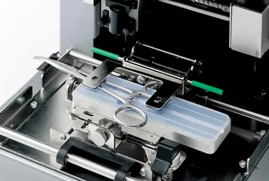 ピンチングバイスに鉗子をセットした状態