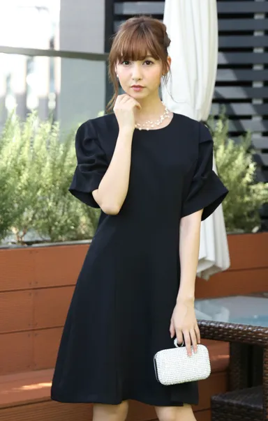 パフスリーブのフレアドレス