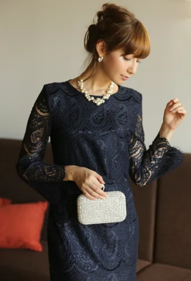 人気色ネイビーのレースドレス