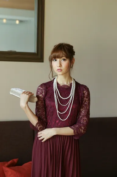 人気のボルドープリーツドレス