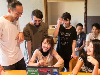 新しいインバウンド対策のアイデアを練るスタッフら