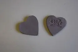 (写真)ハートのかわらけ　2枚100円(税込) ※ 愛宕前展望台・大文字展望テラスで販売中