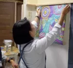 【健美家】DIY教室で壁紙針を学ぶ参加者