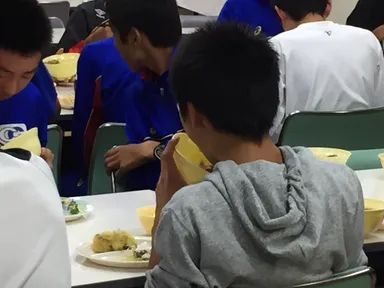 中央学院高等学校　合宿食事風景(3)