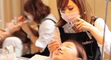 まつげエクステ施術の様子