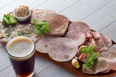 「シャルキュトリーの盛り合わせ」とクラフトビールのイメージ