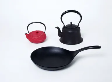 急須 格子アラレ(左)、平底撫肩鉄瓶1L(右)、オムレット24cm(下)