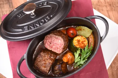 生ハンバーグと野菜のデミグラス煮込み