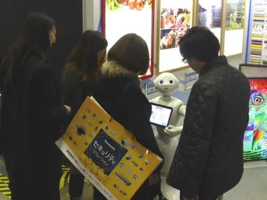 商品説明を聞く来場者