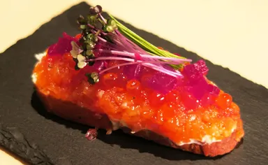 アトランティック産サーモンとビーツのタルティーヌ いくら添え