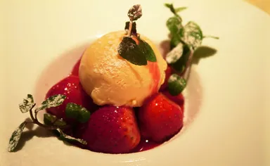 イチゴのシャルトリューズシロップのマリネ 川田農園こだわり卵のアイスクリーム添え