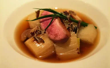 大根とワイルドライスの鴨肉で取ったコンソメスープ仕立て マグレ鴨のロースト添え
