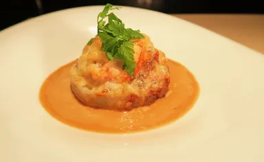 ずわい蟹と完熟玉ねぎのグラタン 蟹のエキスのソース