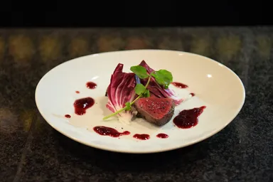 赤バラメニュー「蝦夷鹿のロースト　ベリーソース仕立て」