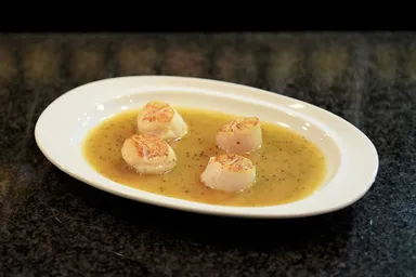 白バラメニュー「ホタテのポワレ　ブルーチーズソース仕立て」