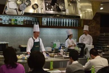 講習会風景　指籏シェフ(左)、荒木シェフ(右)