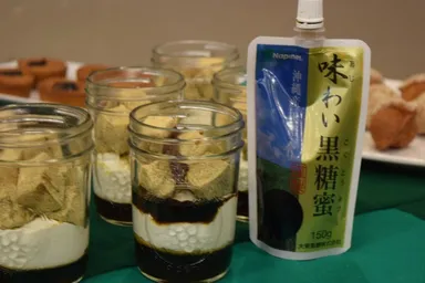 黒糖わらび餅(左)、当社製品「味わい黒糖蜜」(右)