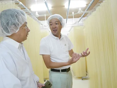 乾燥室にて、うどんの細さや均一な様子に驚く