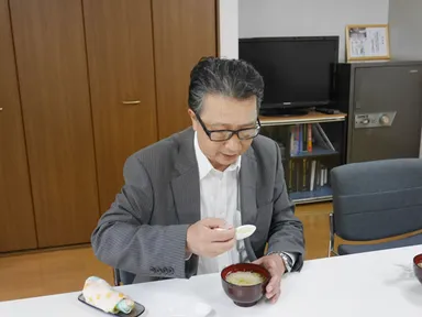 麺がゆを試食。「サラサラとのどを通り、すんなり胃に入っていきます。優しい味ですね」