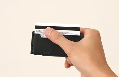 外側にカードポケットを配置