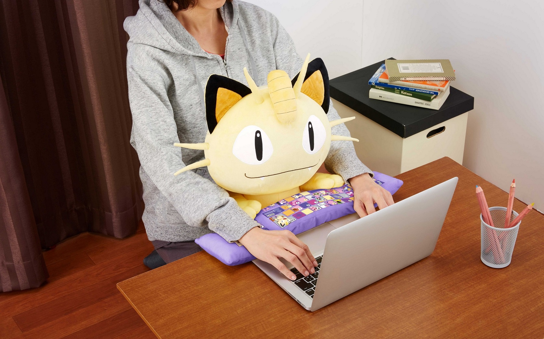 ポケモン ニャース のぬいぐるみ型pcクッション登場 ニャースがpc作業をお手伝い 株式会社バンダイ ネット戦略室のプレスリリース