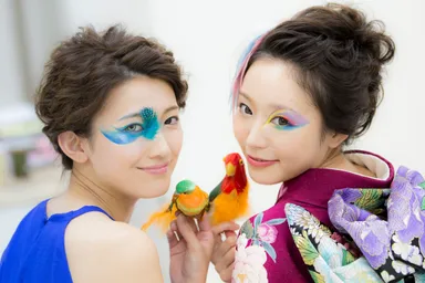 鳥メイク(左から「幸せの青い鳥」、「オウム」)