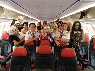 エアアジアクルーとコスプレイヤー集合
