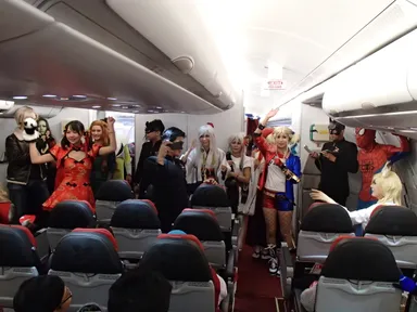 機内でコスプレクイズ大会を実施