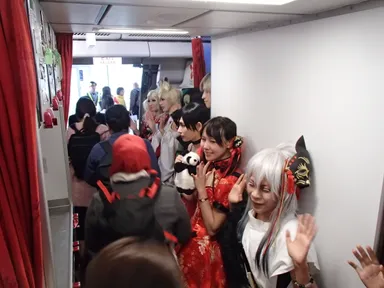 コスプレイヤーによる搭乗者の送迎