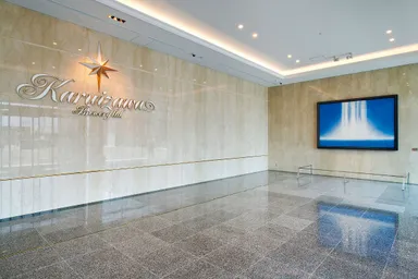 千住 博画伯の絵画が出迎えるエントランスホール