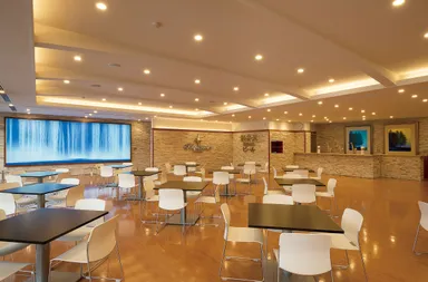 千住 博画伯の絵画を見つつ造り立てのビールを試飲できる開放感のあるビアホール