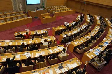 神戸市会本会議場にて行われた「経済社会理事会」の会議