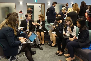 決議案採択に向け討議する外交官役の学生たち