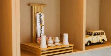 モダンなデザインの“黄色い神棚「琥珀」”