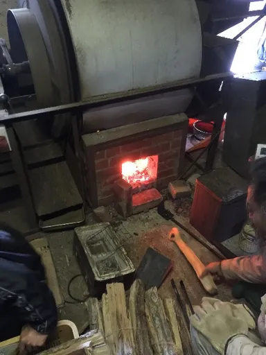 薪火を使って丁寧に焙煎